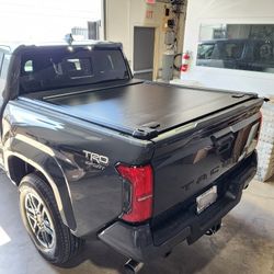 SyneticUSA 2016-2026 Tacoma 5ft Short Bed Hard Aluminum Manual Retractable Tonneau Cover Off-Road Ready Pro Version