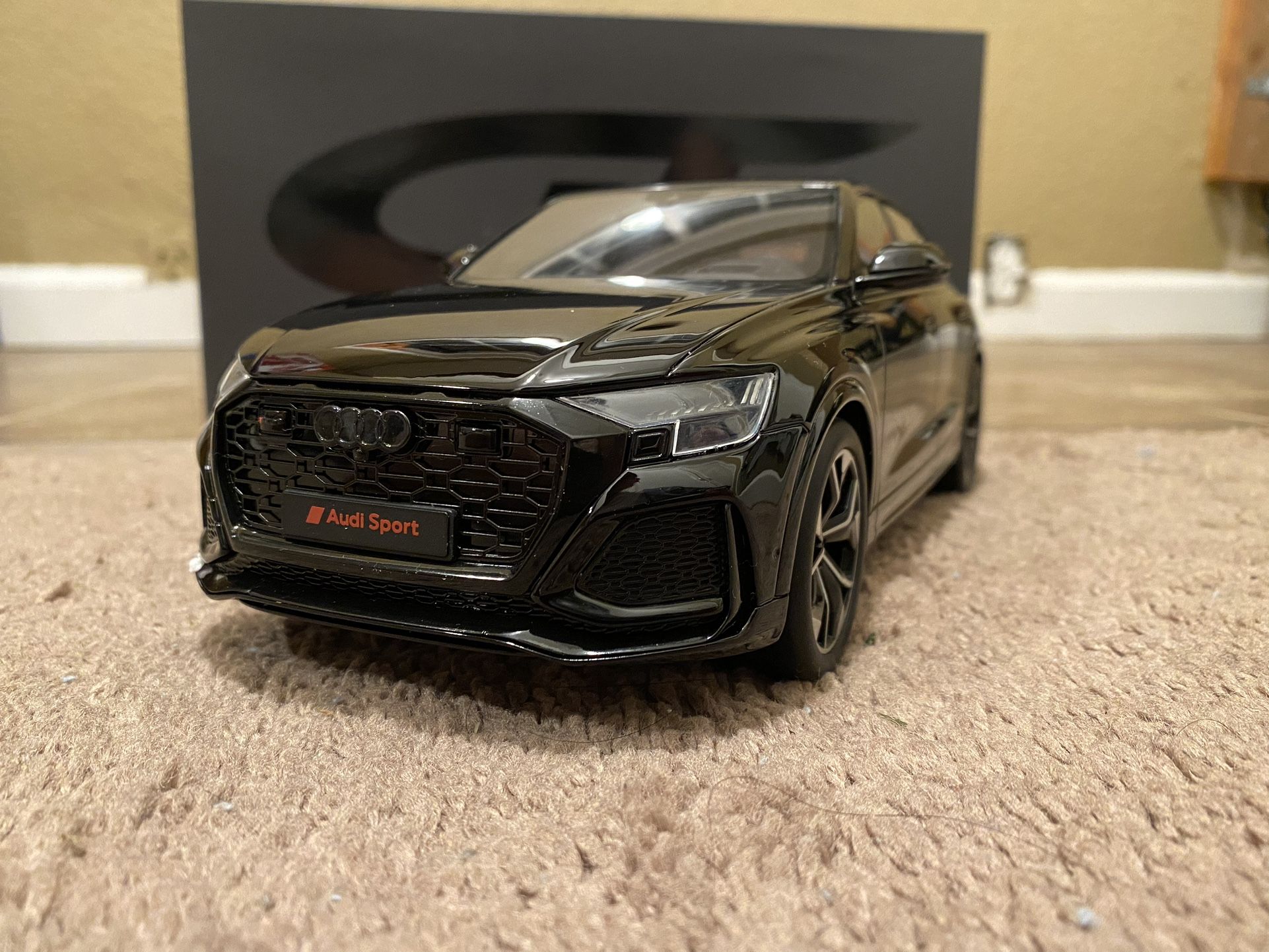 1:18 Audi SQ8 by GTSpirit