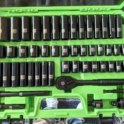 BRAND NEW Metric And Standard Socket And Ratcheting Wrench Set