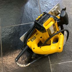 DeWalt DEE575. Circular Saw 15 Amp Corded