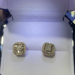 14kt Gold Diamond Earrings 