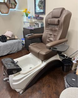 Lexor Pedicure Spa Chair & Manicure Table Set — $450