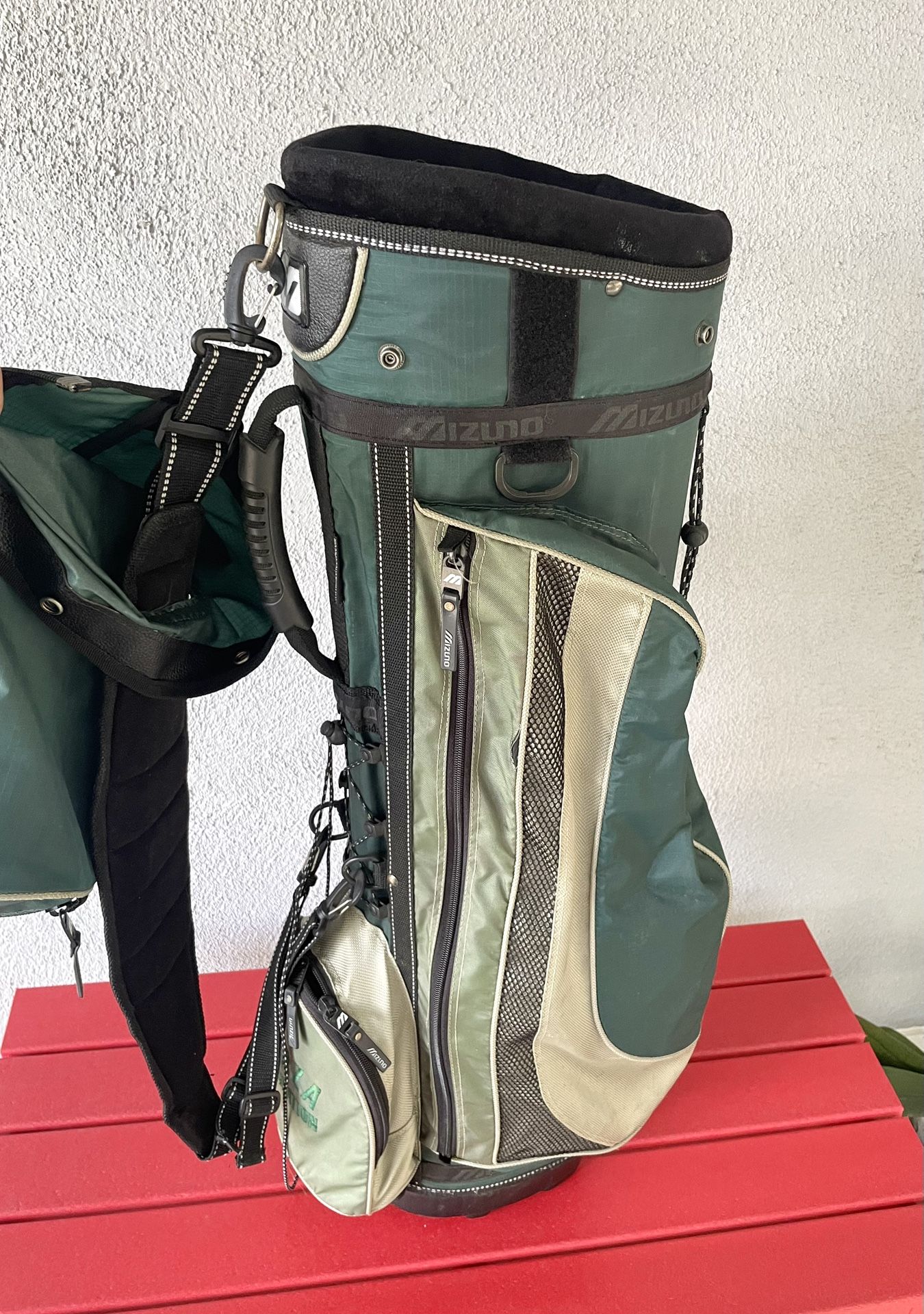 ** Mizuno Golf Bag w/rain Hood **