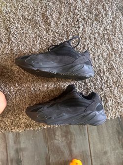 Men’s Yeezy 700 wave runner size 12