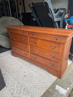 Nice wood dresser with  8 drawers