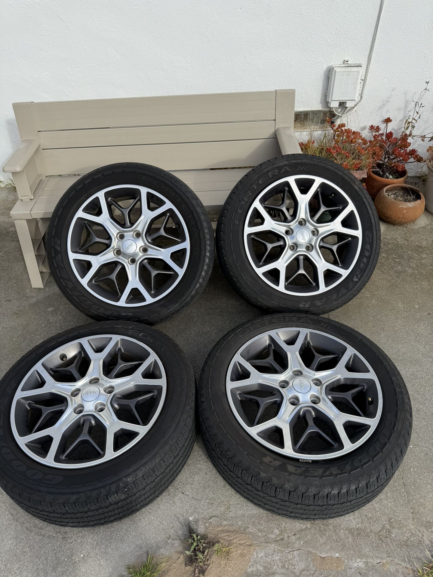 Jeep Grand Cherokee OEM Wheels 265/50R/20 5x5/5x127