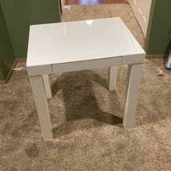 Little Glossy White Desk