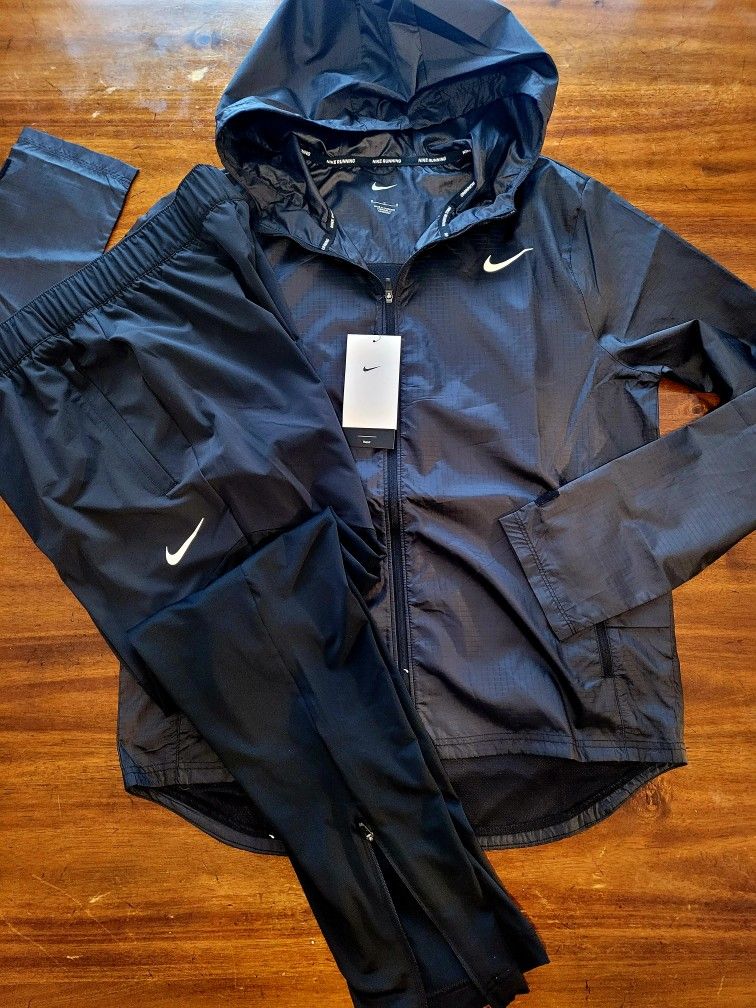Women's Nike Windbreaker & Leggings Combo Set