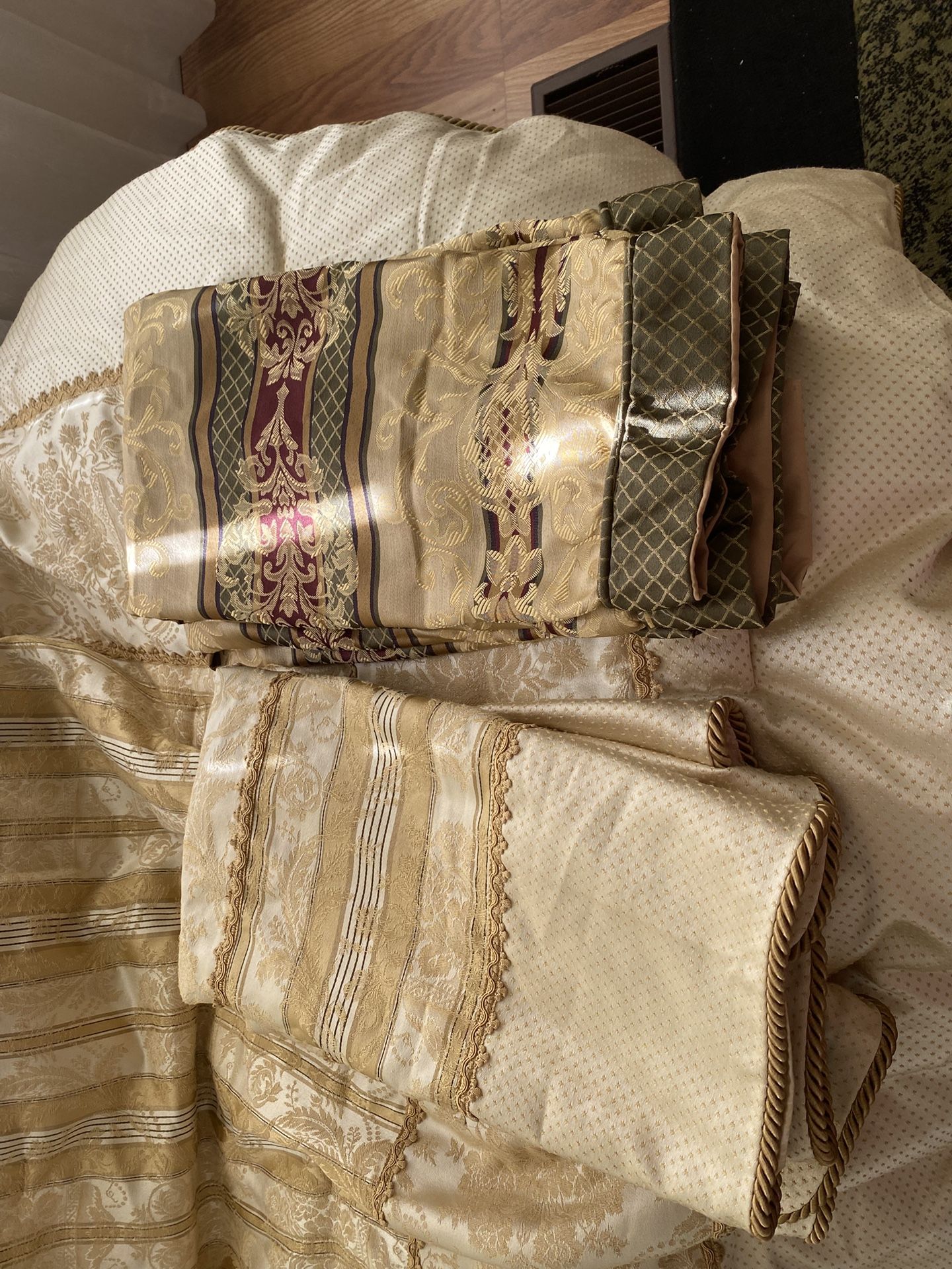 Colcha Para Cama King Size Doble Face Y 4 Cojines En Buen Estado