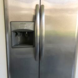 FRIGIDAIRE TWO DOOR REFRIGERATOR 