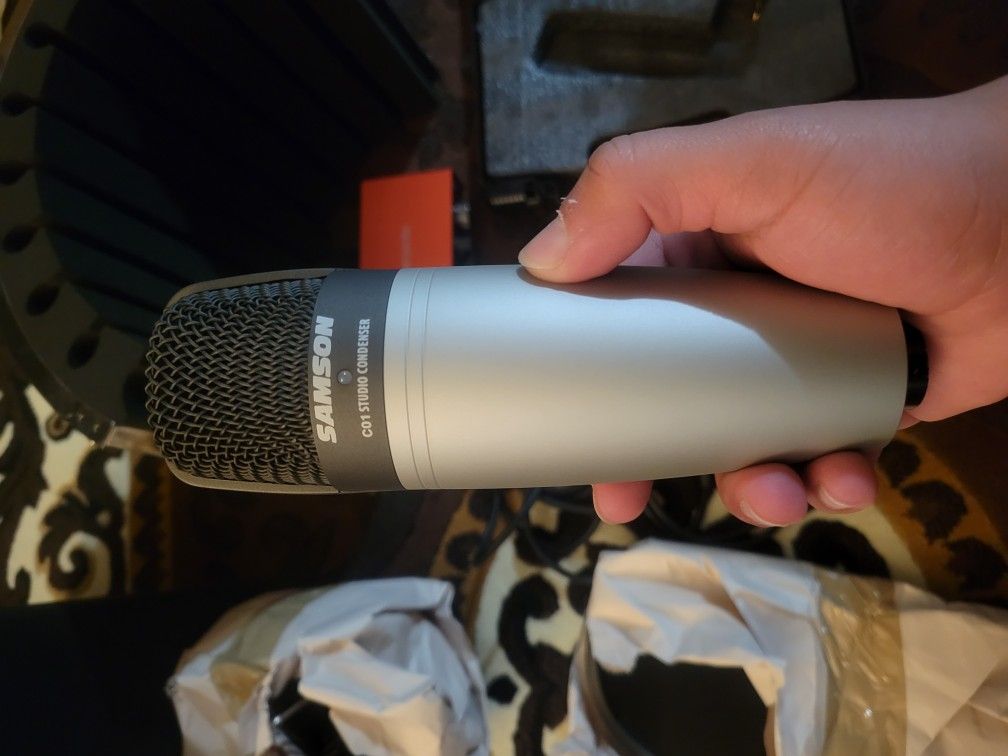 Studio Set With Stand And Mic