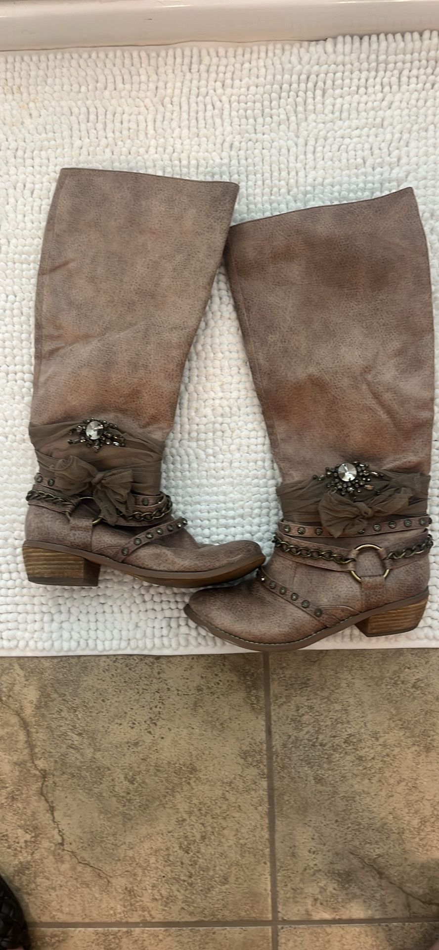 Women’s Size 6 Boots 