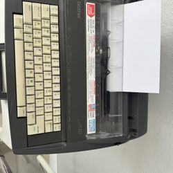 AX-425 ELECTRONIC TYPEWRITER. The piece shown in the photo still needs to be installed. It turns on.