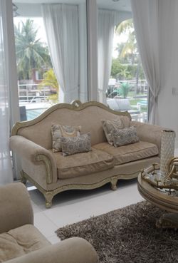 Elegant Vintage-Style Sofa – Plush Velvet w/ Gold Trim