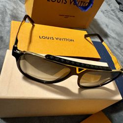 Original Louis Vuitton Sunglasses in Black Gold Hardware Mom Gift Bag in Great Condition