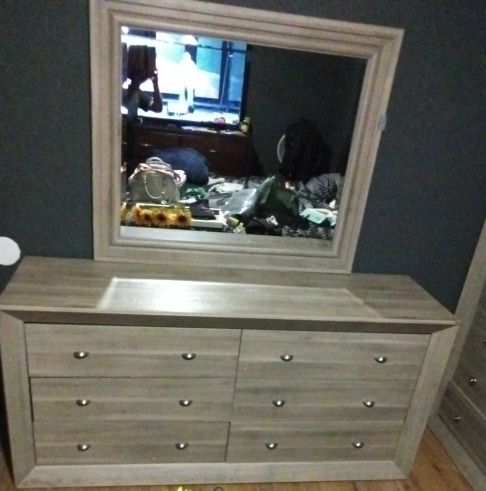 Dresser & Mirror 150 (Pick Up Only)