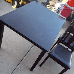 Dining Room Table With Four Chairs/ Very Good Condition 