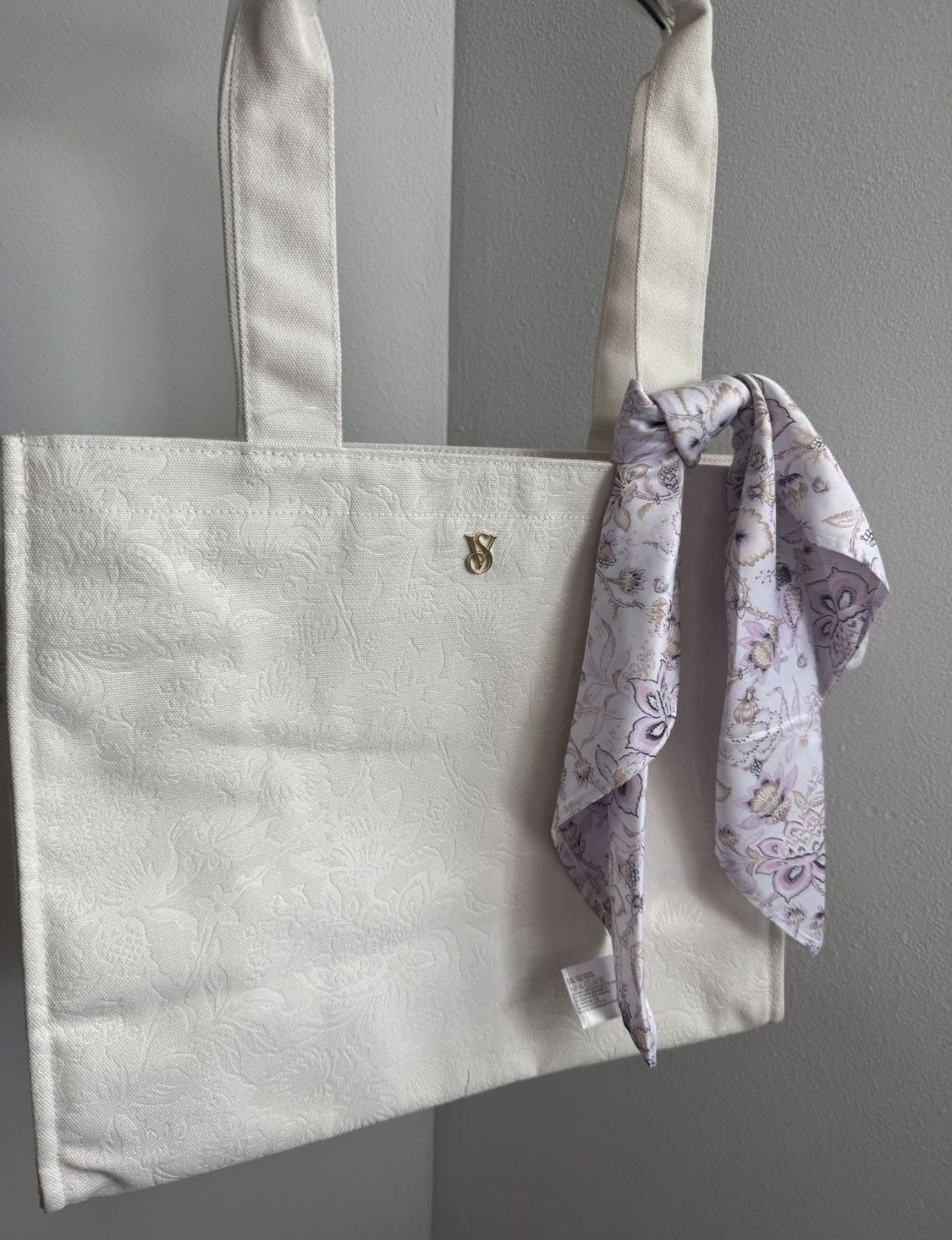 NWT LIMITED EDITION Victoria's Secret Floral-Embossed Tote With Scarf Summer Tote