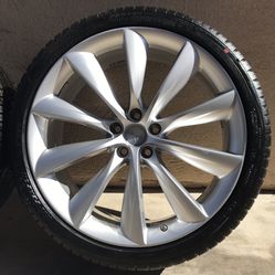 Tesla Model X 22” Wheels Pirelli tires 