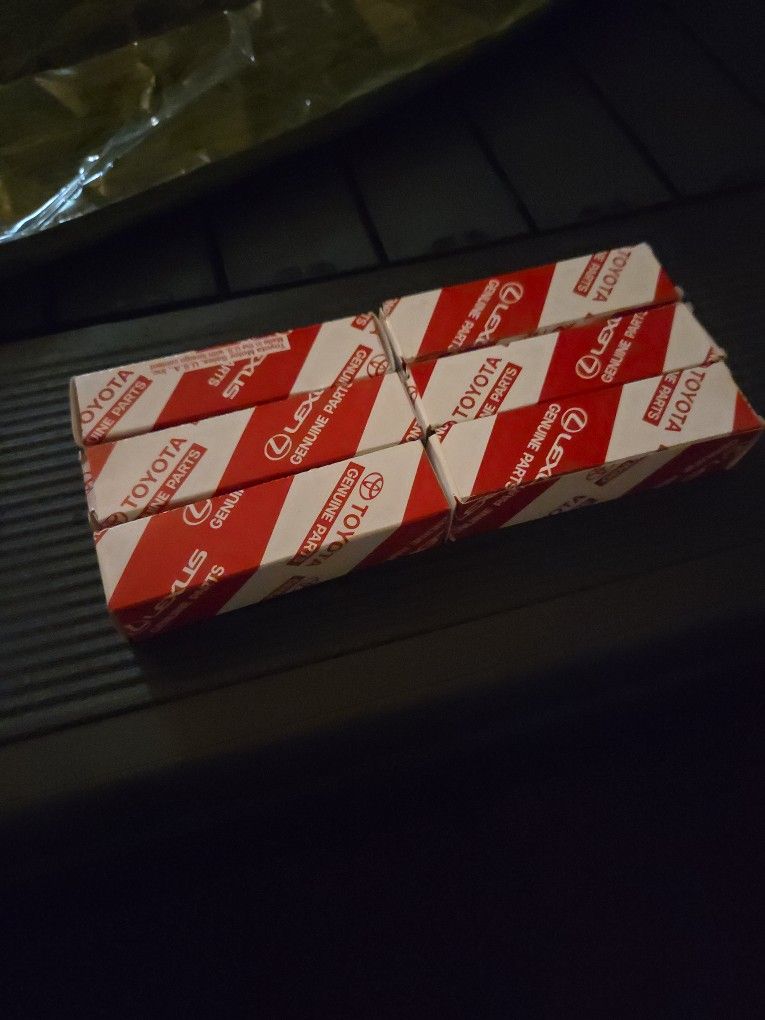 6 Toyota Spark Plugs.