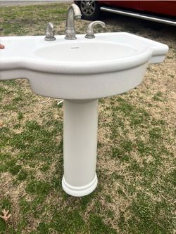 Pedestal sink