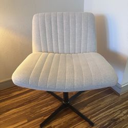Wide Cross-Legged Desk Chair