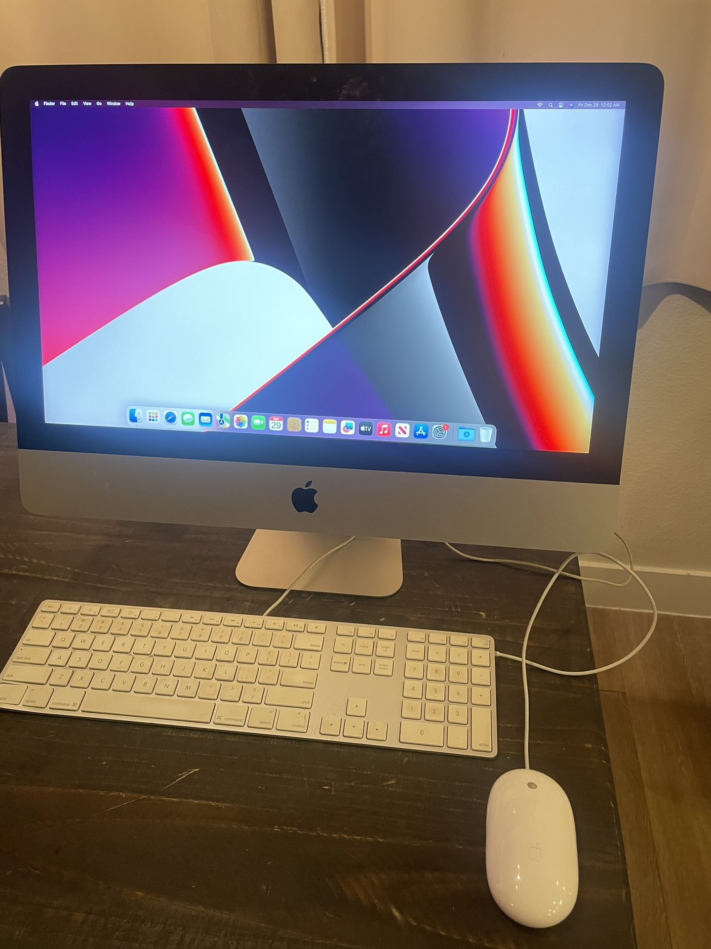 2017 Apple iMac 21.5-inch 4K Retina display 16gb Ram 256gb Ssd. Ventura macOS. Works Great. Wired Keyboard and Mouse 