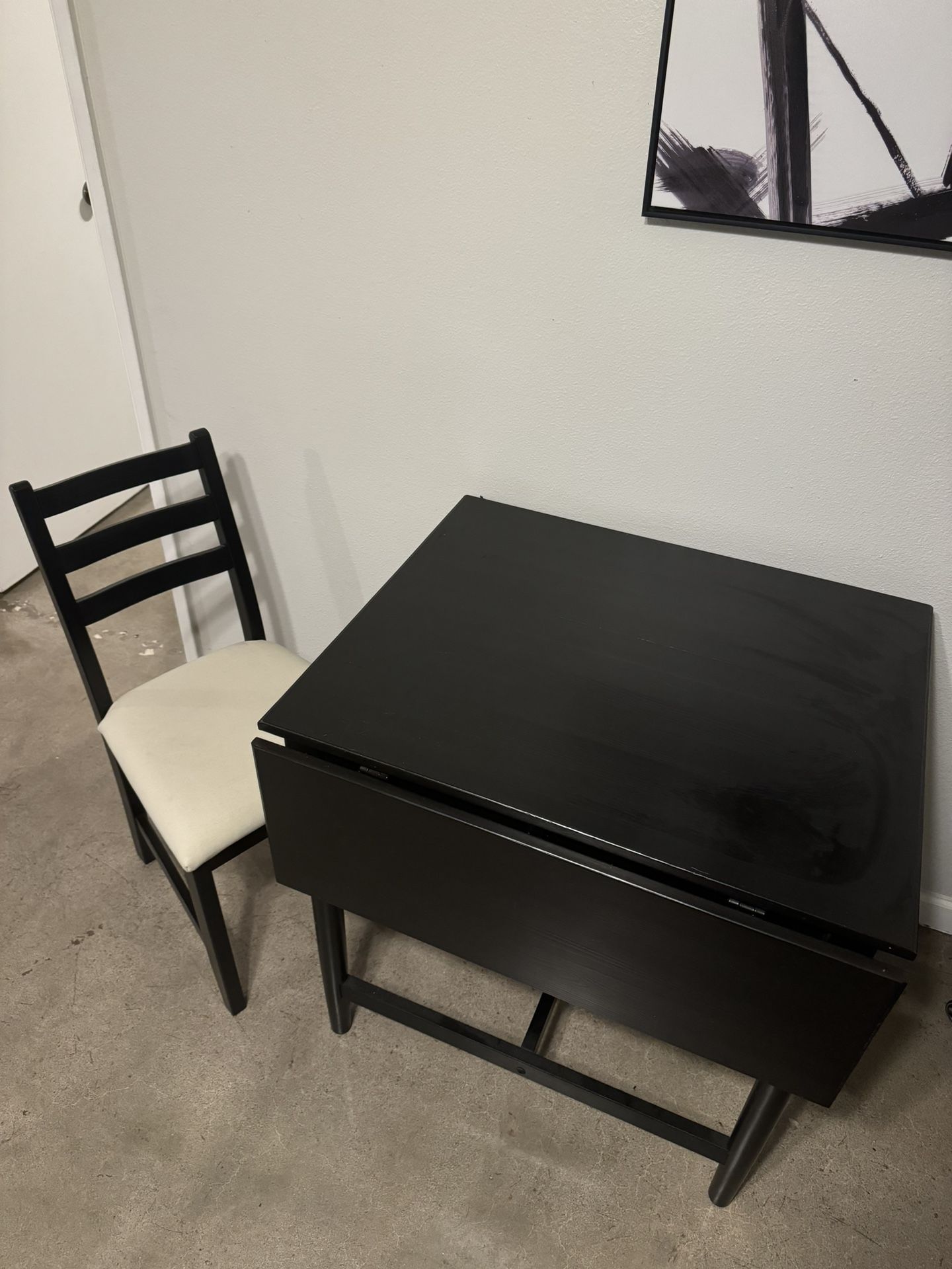 Table With 2 Extension Leafes