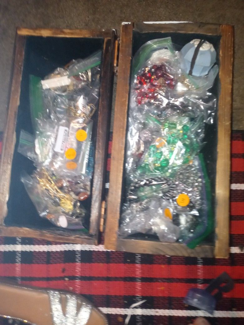 Over 300 Pieces Of Nice Costume Jewlery
