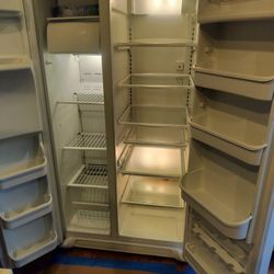 Frigidaire Refrigerator With Water And Ice Dispenser 