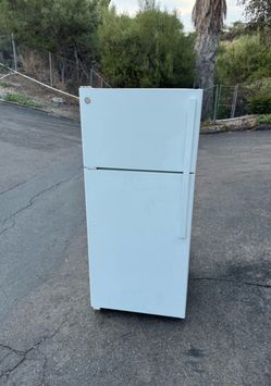 2023 model household GE refrigerator fridge freezer