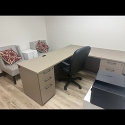 Modern L-Shaped Executive Desk w/ Drawers – Great Condition