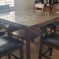 Dining table and 6 chairs for sales.