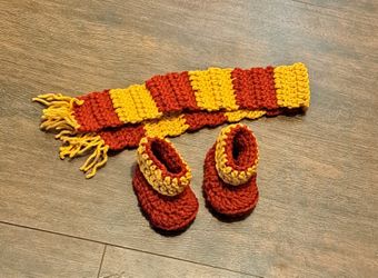 Harry Potter scarf and booties Newborn Baby Size 