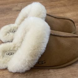 UGG Scuffette ll  Slippers.   Size. 10 W/ 8.5 M