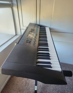 Casio 61 keys piano keyboard like new with  power cable, batteries included