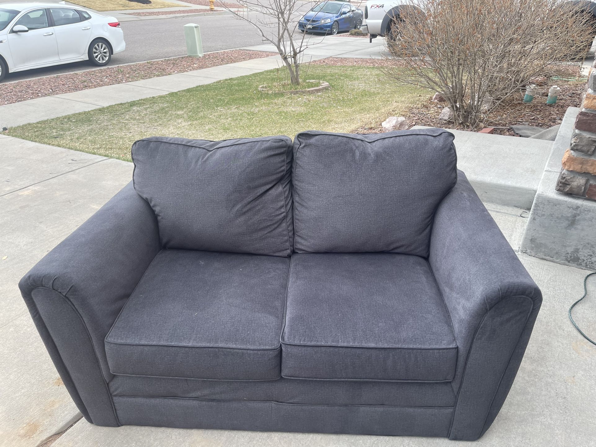 Cozy Gray Loveseat - FREE DELIVERY 🚚