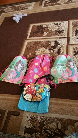 Mochilas chiquitas de niña 4 x 10 dolares