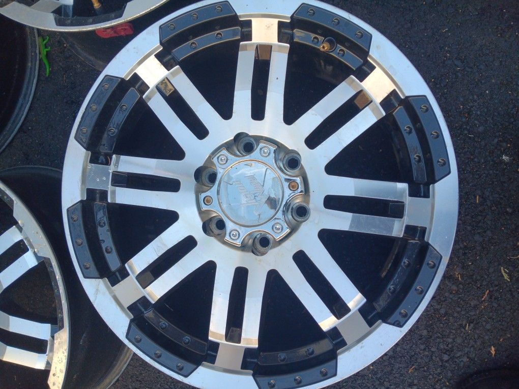 Set DE 4 Rines 18x8.5 DE 6 Hoyos Bolt Pattern 6x5.5 Para Chevy Silverado O Tahoe O Gmc Sierra O Yukon O Nissan O Toyota En Muy Buenas Condiciones $400