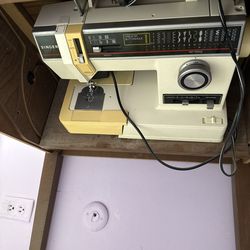 Singer Sewing Machine w/table