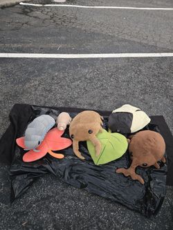 Insect Plushies W/leaves Plus 2 Spiders