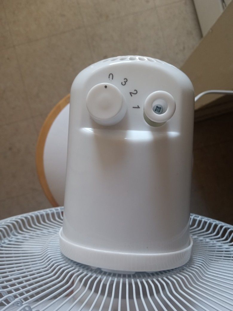$15 Table Top Fan Rotating Pick Up Only Near Ucity