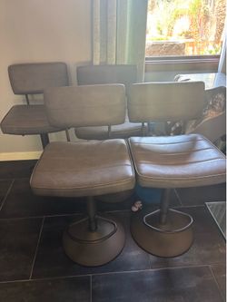4 Adjustable bar stools