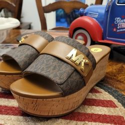 New MICHAEL KORS SANDALS- Size 9