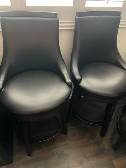 Walnut brown dining table and 6 swivel chairs