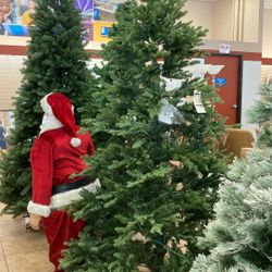 6.5ft Christmas Tree Goodwill La Quinta Calif 79640 Hwy 111 La Quinta