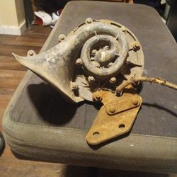 Really Old Car Horn Of Some Type 40 Bucks Cash