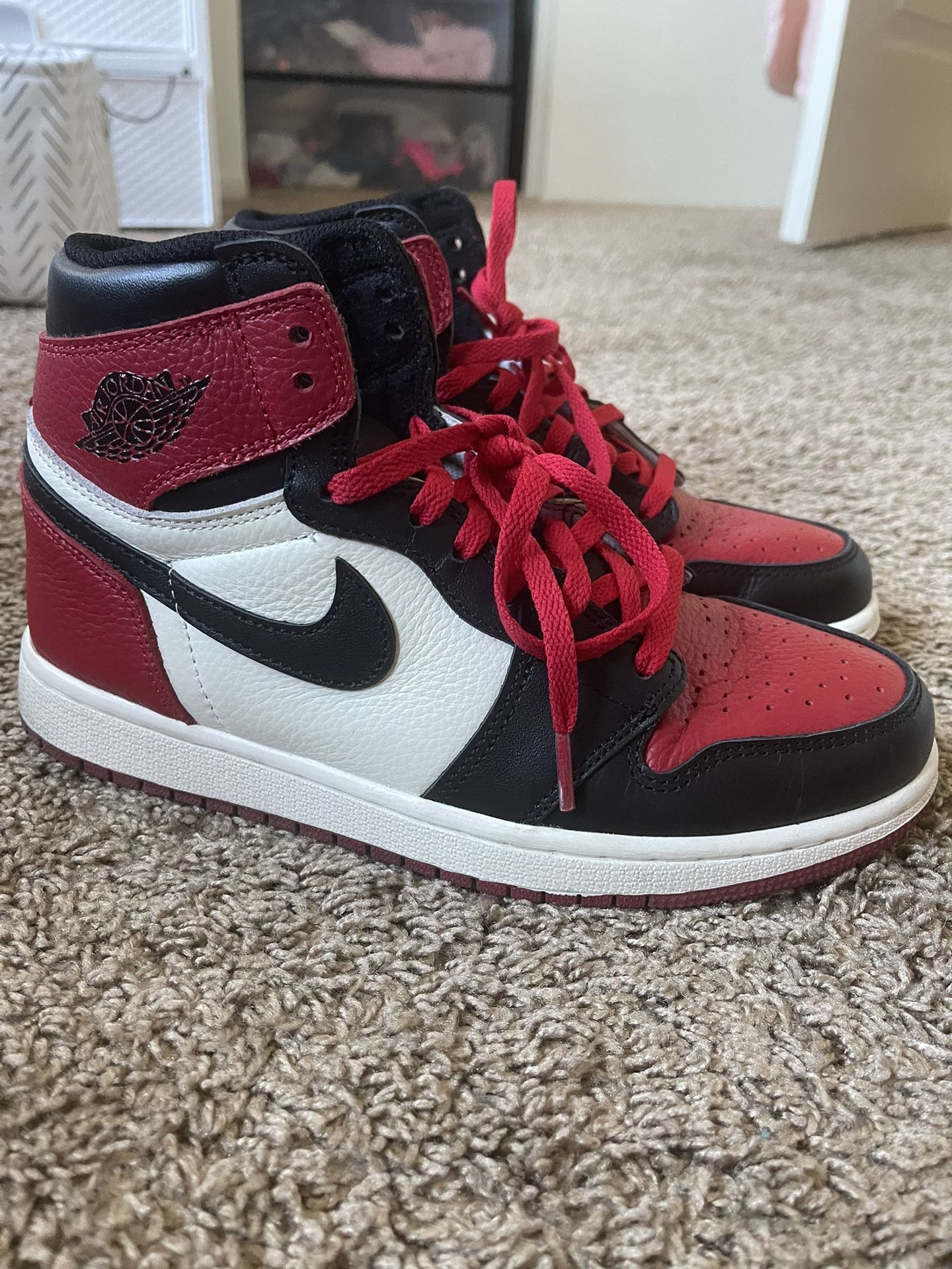 Nike Air Jordan 1 Retro Mid Chicago Red Toe