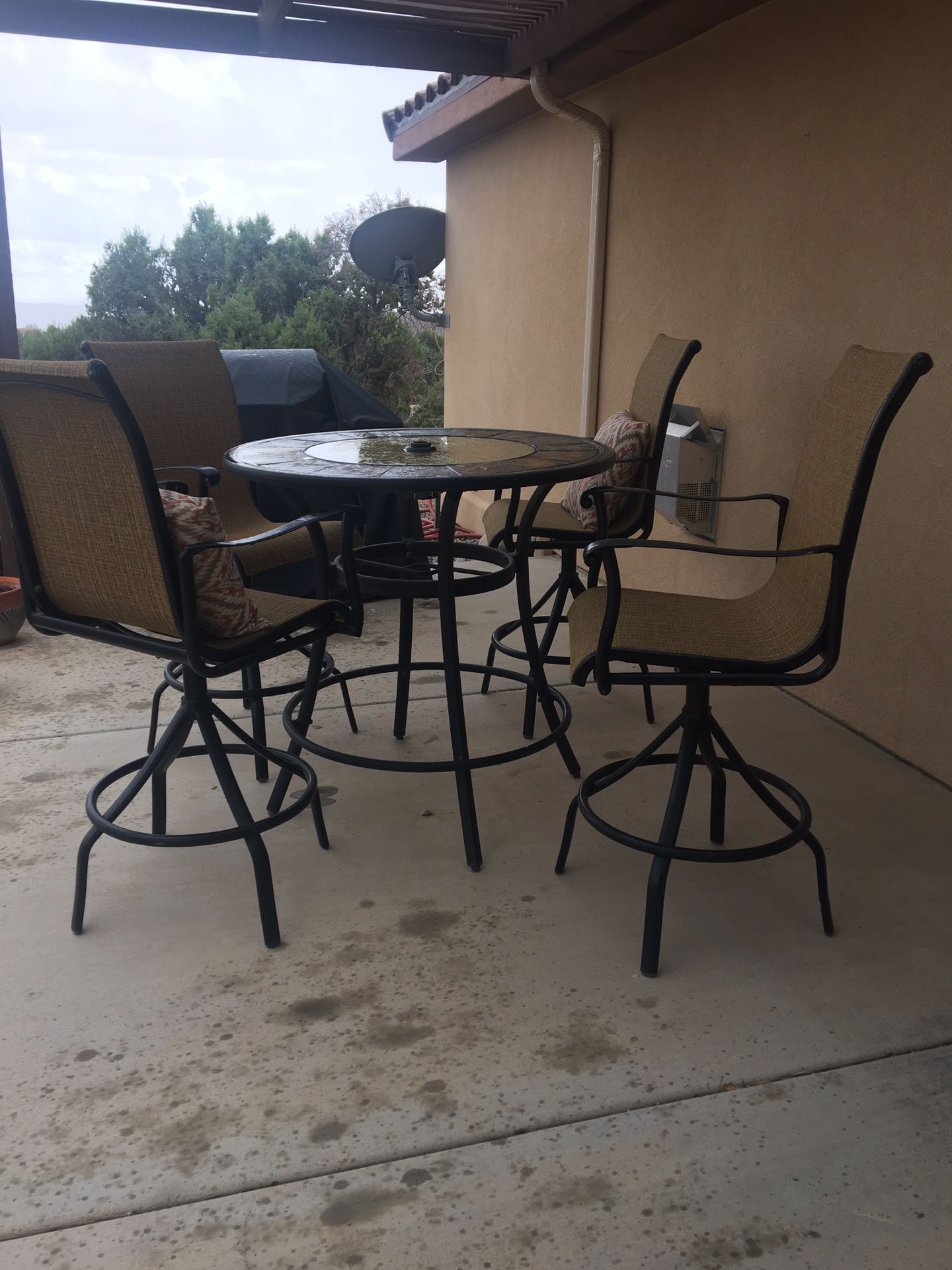 Patio set with 4 chairs (missing glass top)