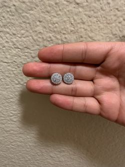 “Pointer” style moissanite earrings